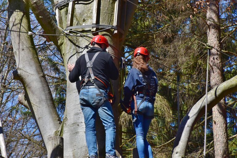 Père avec son enfant sur un parcours accrobranche dans une forêt près du Mont Ventoux