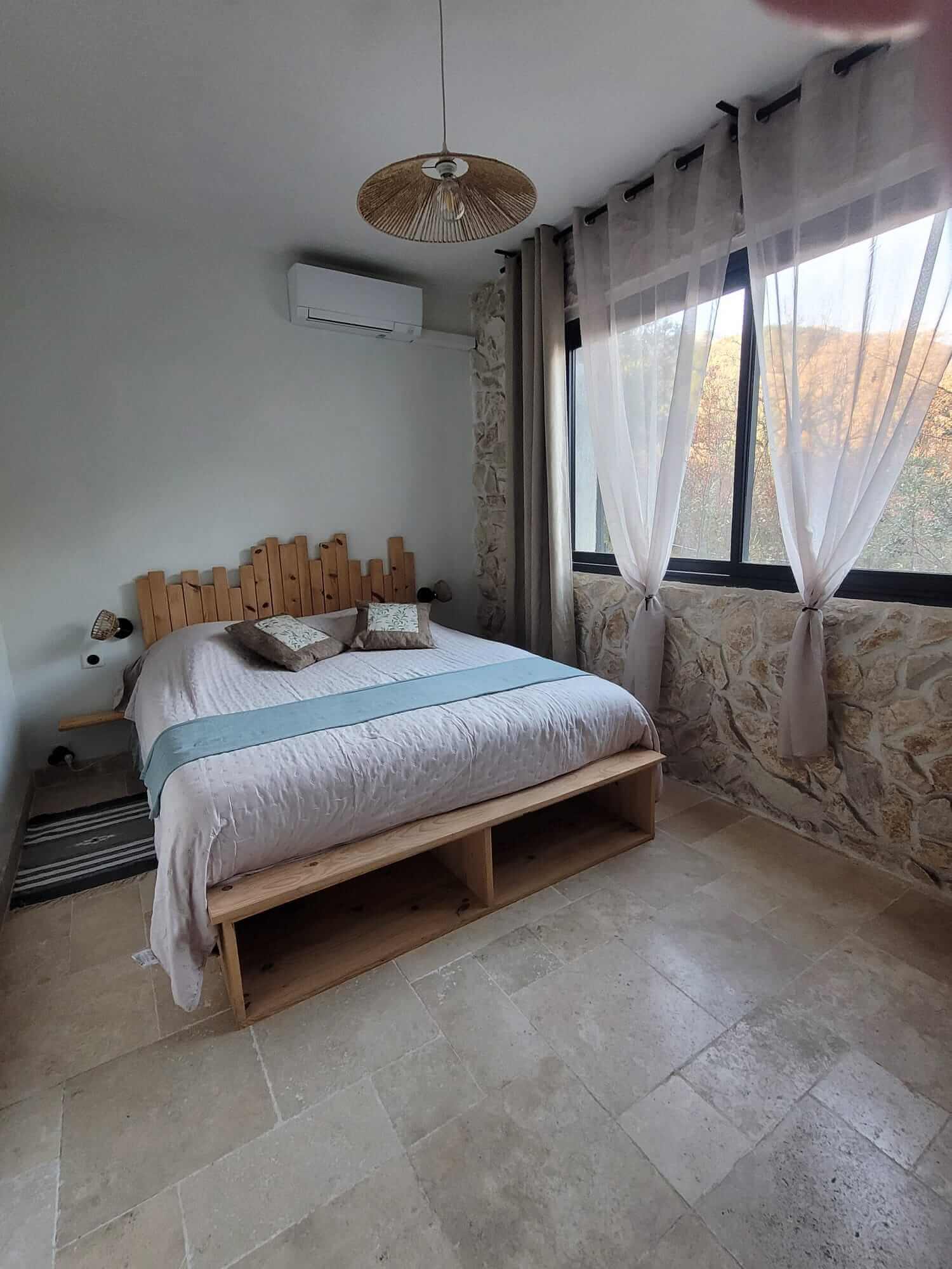 Chambre L’Estive en lumière du jour au Saint Marquan à Brantes