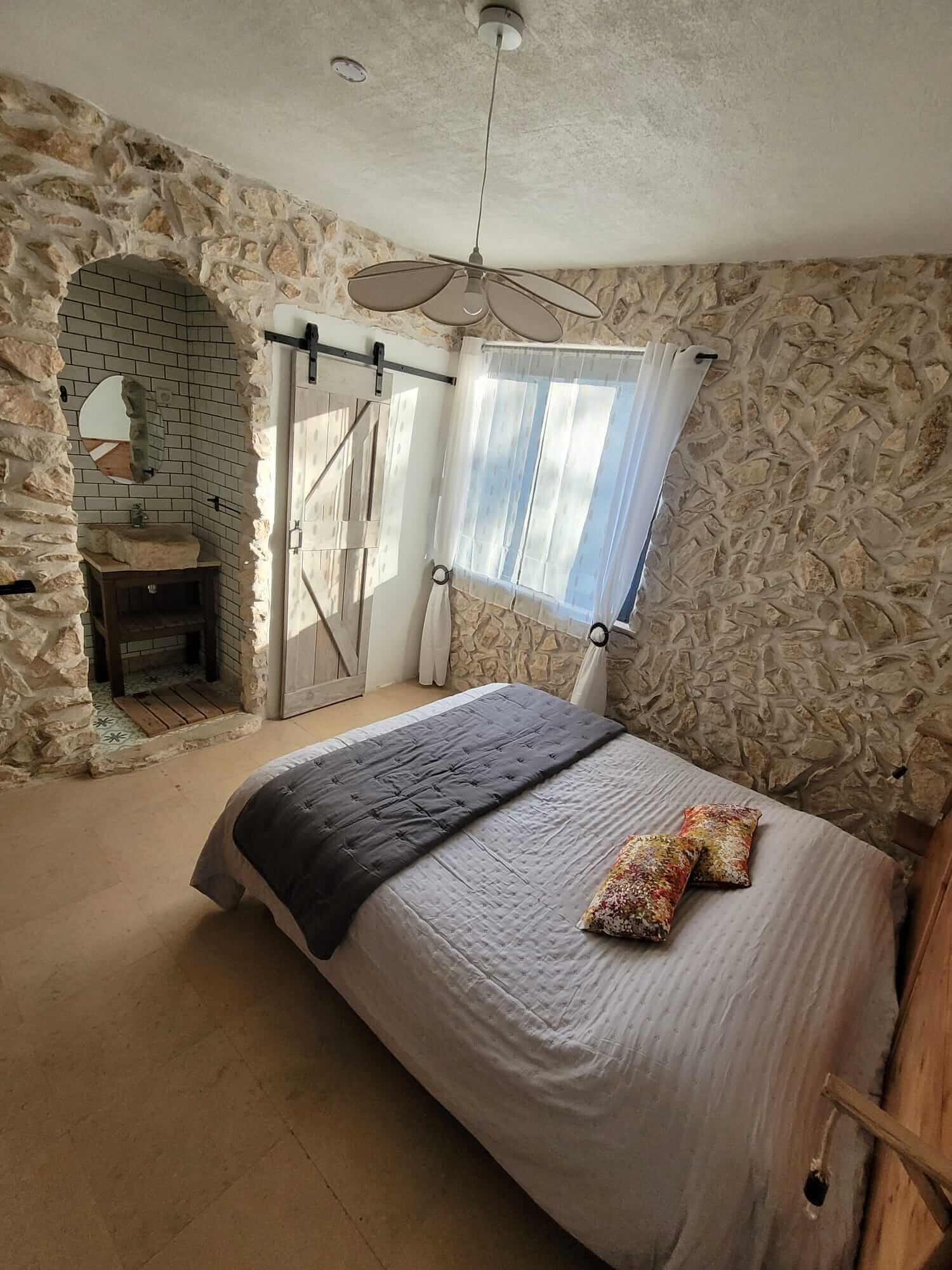 Chambre La Lisière avec vue intérieure au Saint Marquan à Brantes