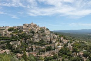 Vue panoramique du village médiéval de Brantes dans le Vaucluse