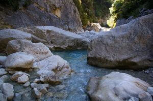 Rivière limpide avec rochers dans la vallée du Toulourenc, Vaucluse, idéale pour randonnée, baignade et nature en Provence.