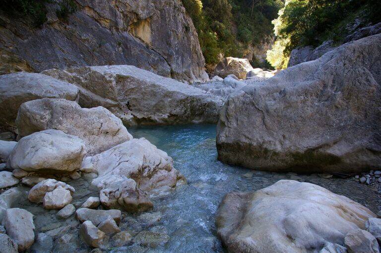 Rivière limpide avec rochers dans la vallée du Toulourenc, Vaucluse, idéale pour randonnée, baignade et nature en Provence.