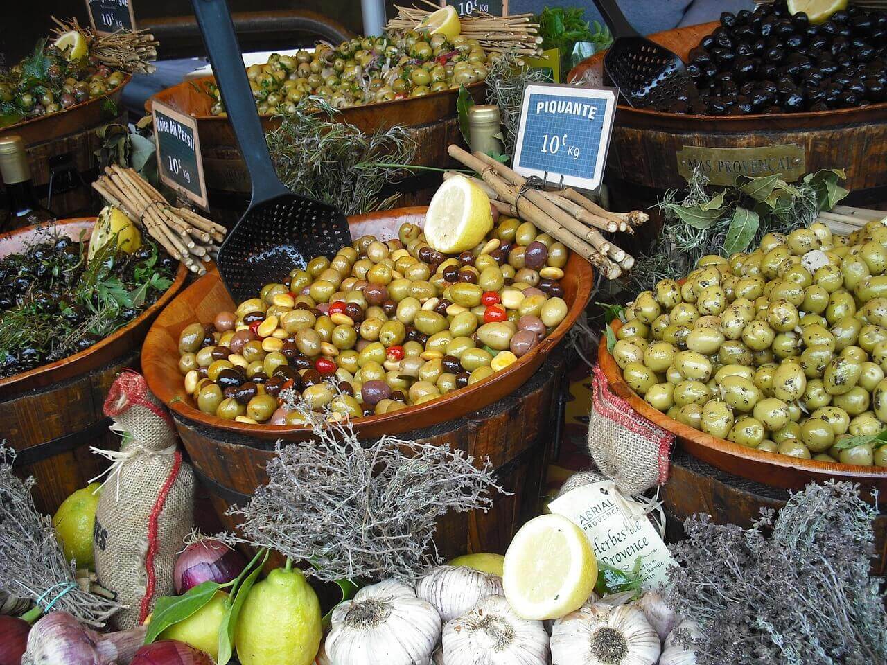 Marchés provençaux et artisans locaux : traditions et saveurs du Sud