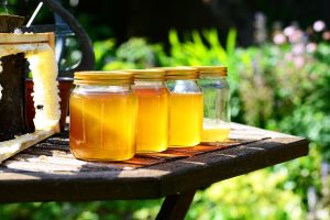 Pots de miel local présentés lors d’un atelier culinaire en Provence