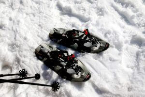 Raquettes dans la neige au Mont Serein, station familiale pour ski, raquettes et luge en Provence.