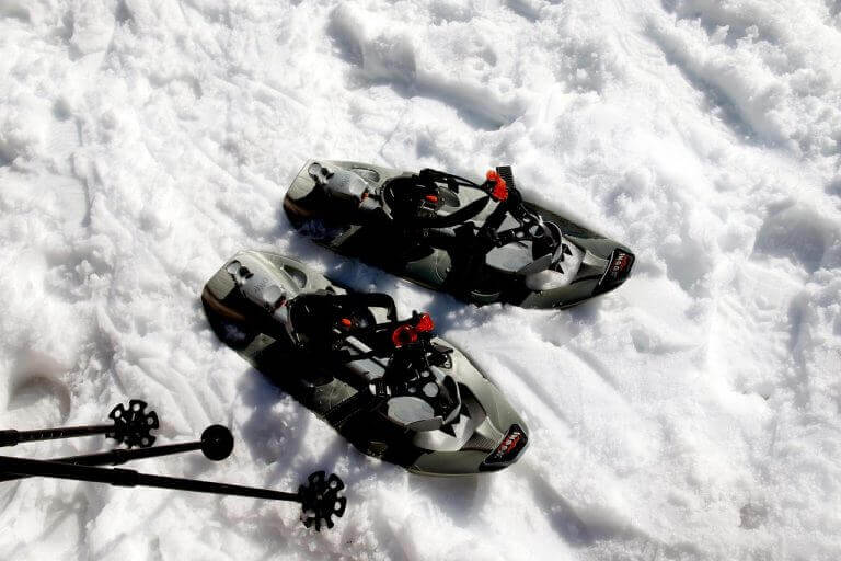 Raquettes dans la neige au Mont Serein, station familiale pour ski, raquettes et luge en Provence.