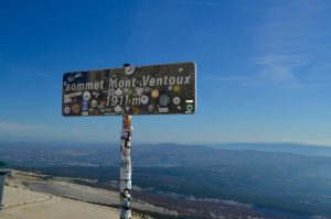 Panneau du Mont Ventoux à 1 912 m, sommet emblématique du cyclotourisme et du Tour de France en Provence.