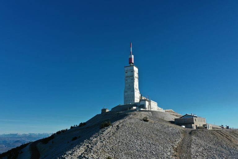 Panorama du Mont Ventoux en Provence avec forêts et ciel bleu, point de vue idéal pour randonnée et cyclisme.
