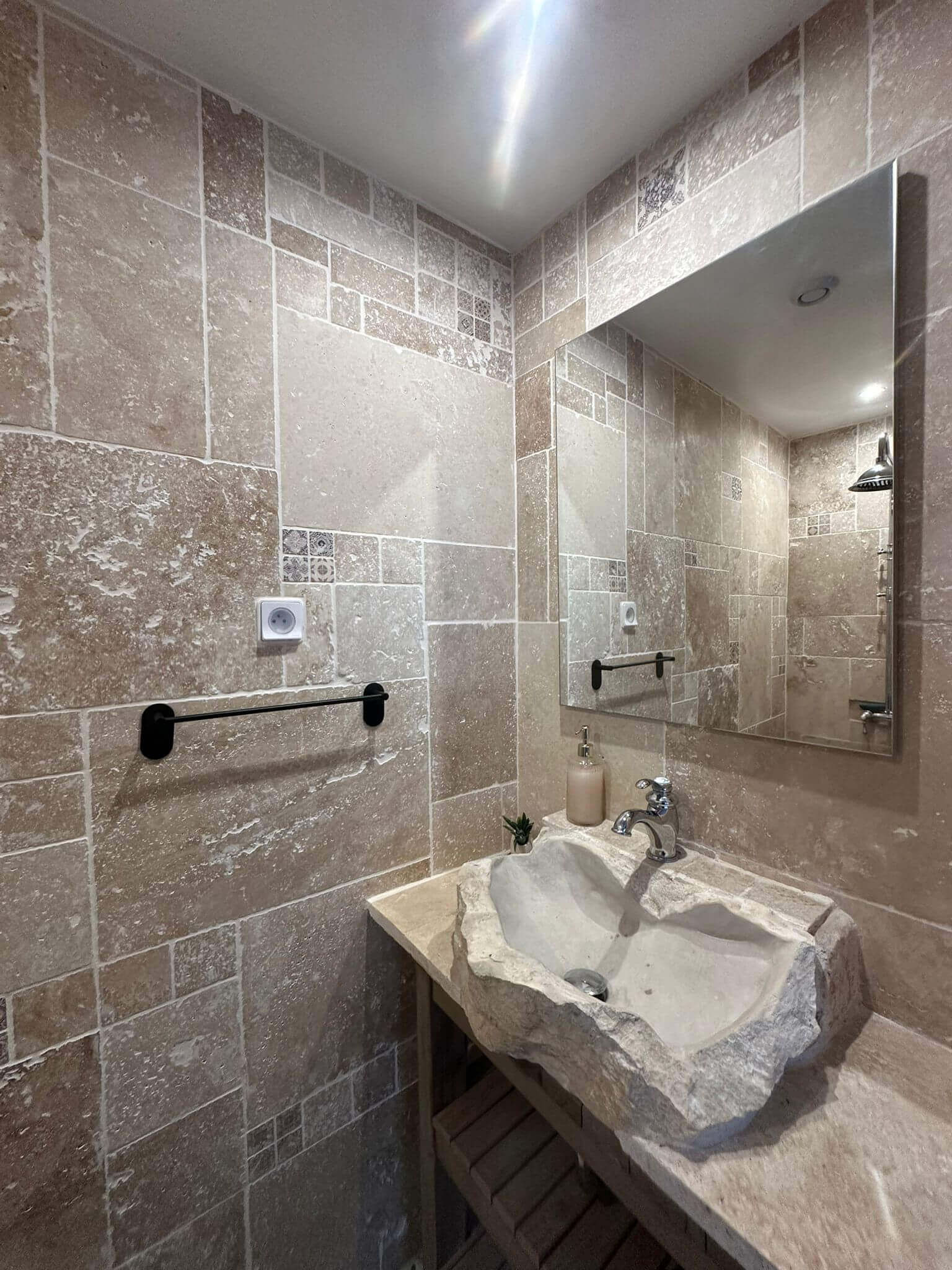 Détails de la salle de bain de la chambre d’hôtes La Tour’Terelle à Brantes