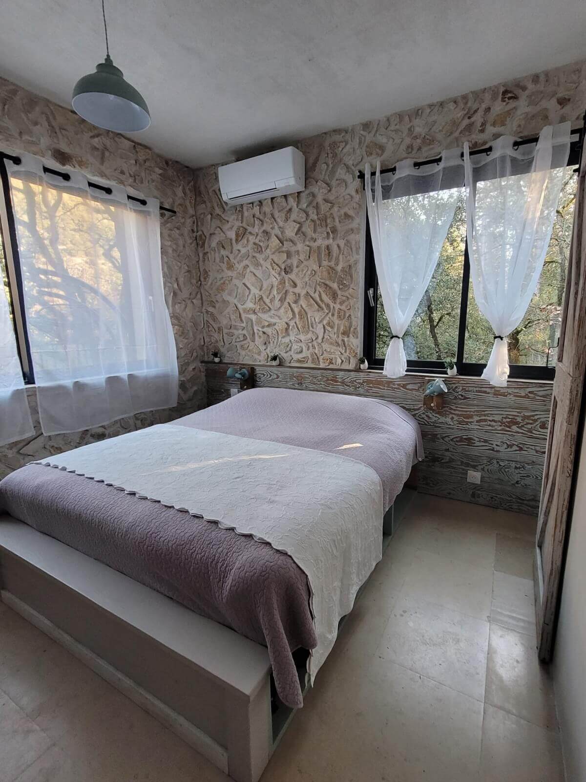 Chambre La Tour’Terelle décorée au Saint Marquan à Brantes, Vaucluse