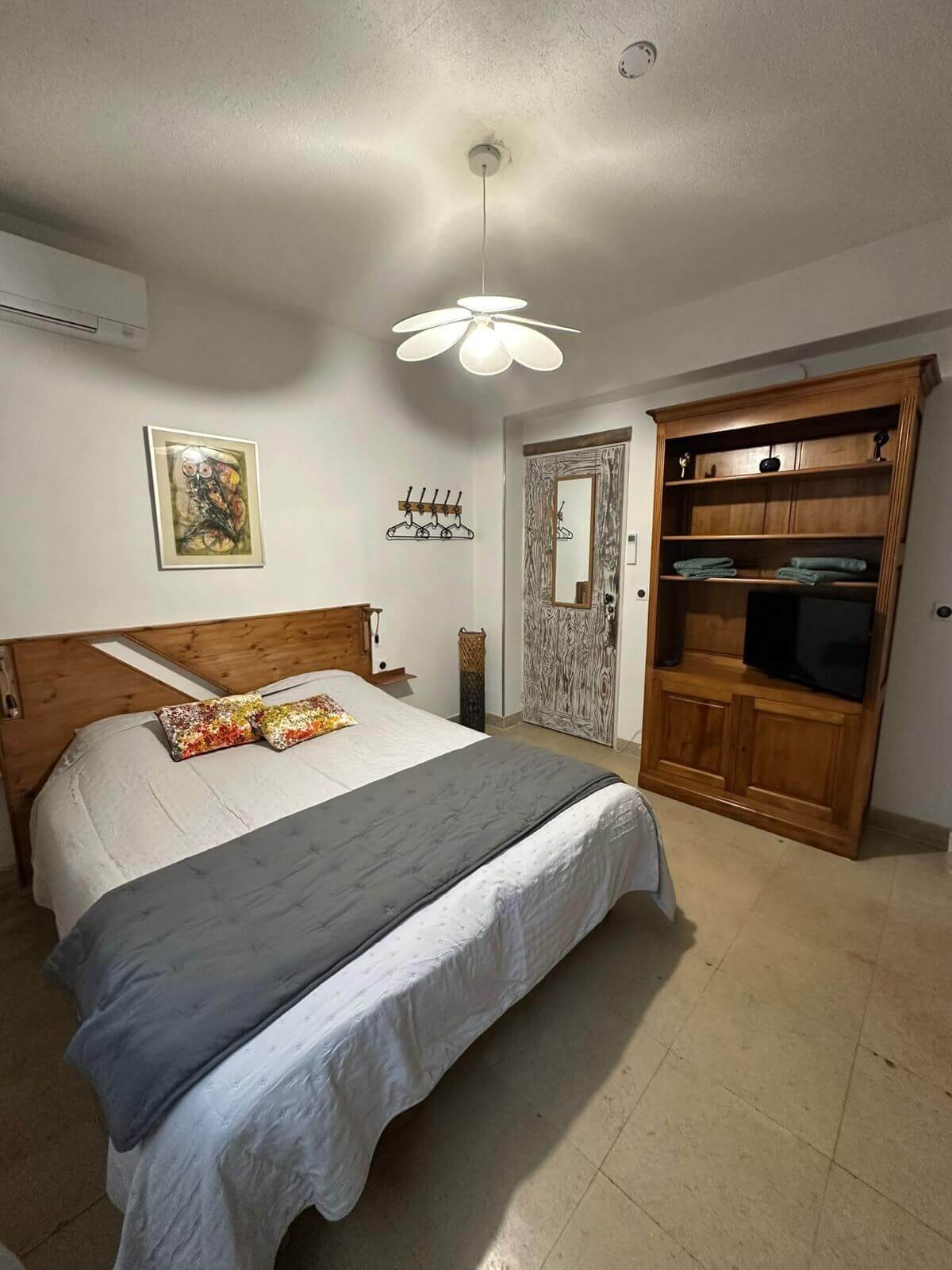 Chambre La Lisière avec armoire en Provence, au Saint Marquan