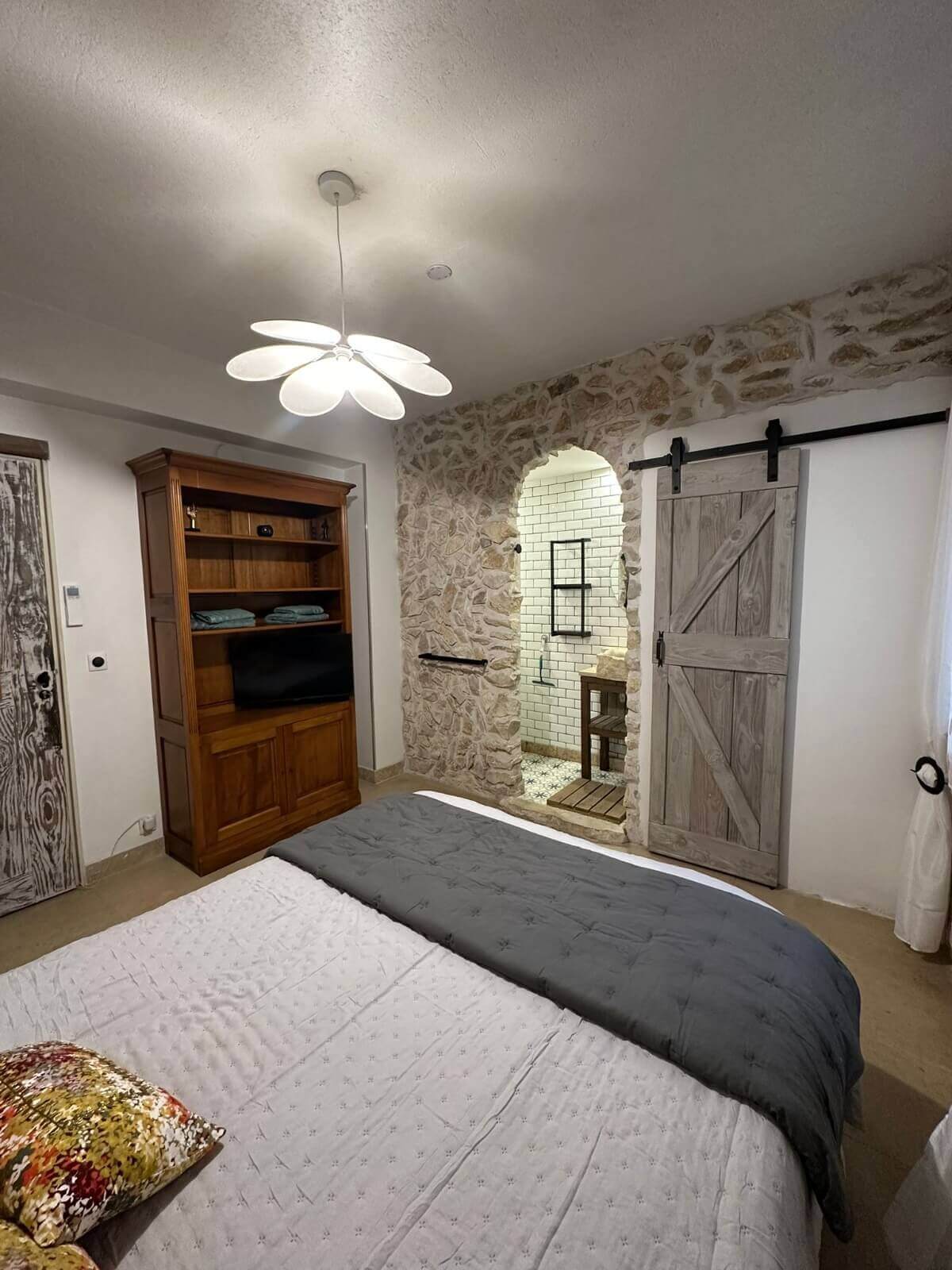 Tête de lit de la chambre La Lisière au Saint Marquan, Brantes