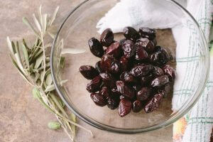Saladier d'olives noires