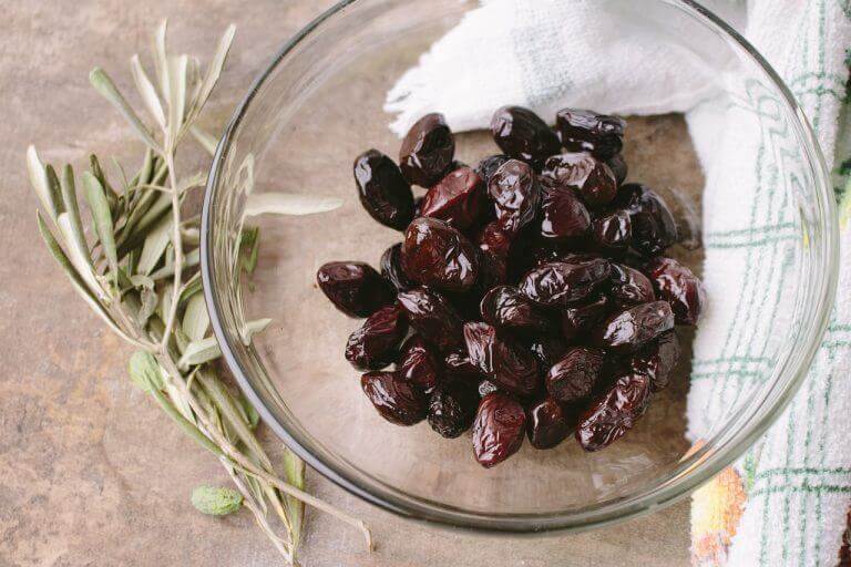 Saladier d'olives noires
