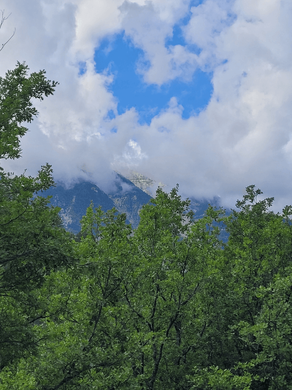 Ciel nuageux au‑dessus d’une nature provençale