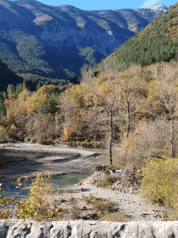 Paysage de rivière en arrière‑plan du domaine du Saint Marquan