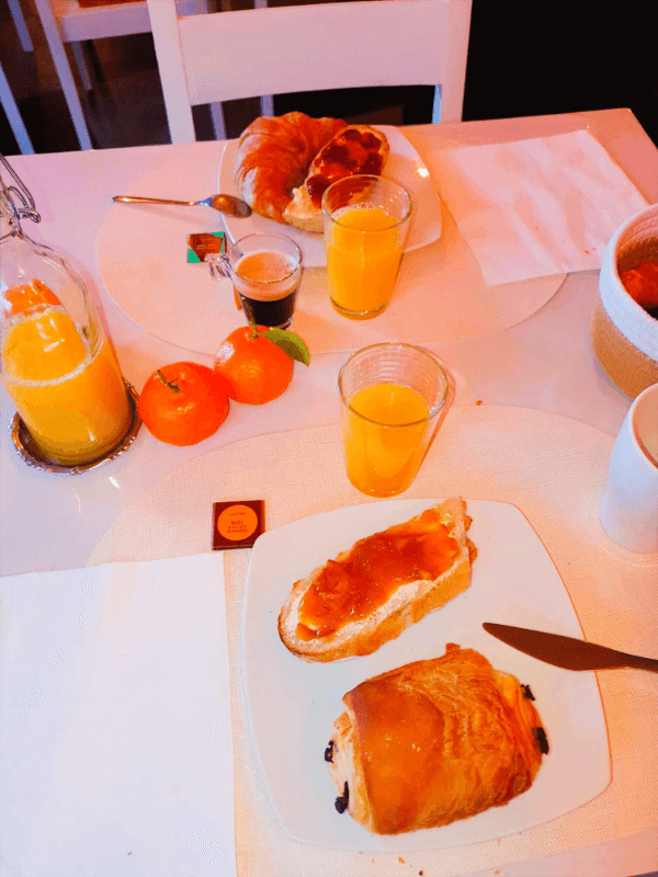 Petit déjeuner servi au Saint Marquan, chambres d’hôtes en Provence